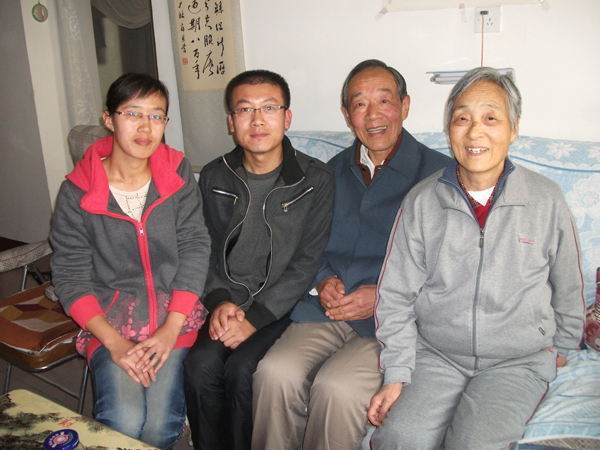 土木学院学生党员开展“结对子、送温暖”慰问退休老教师活动