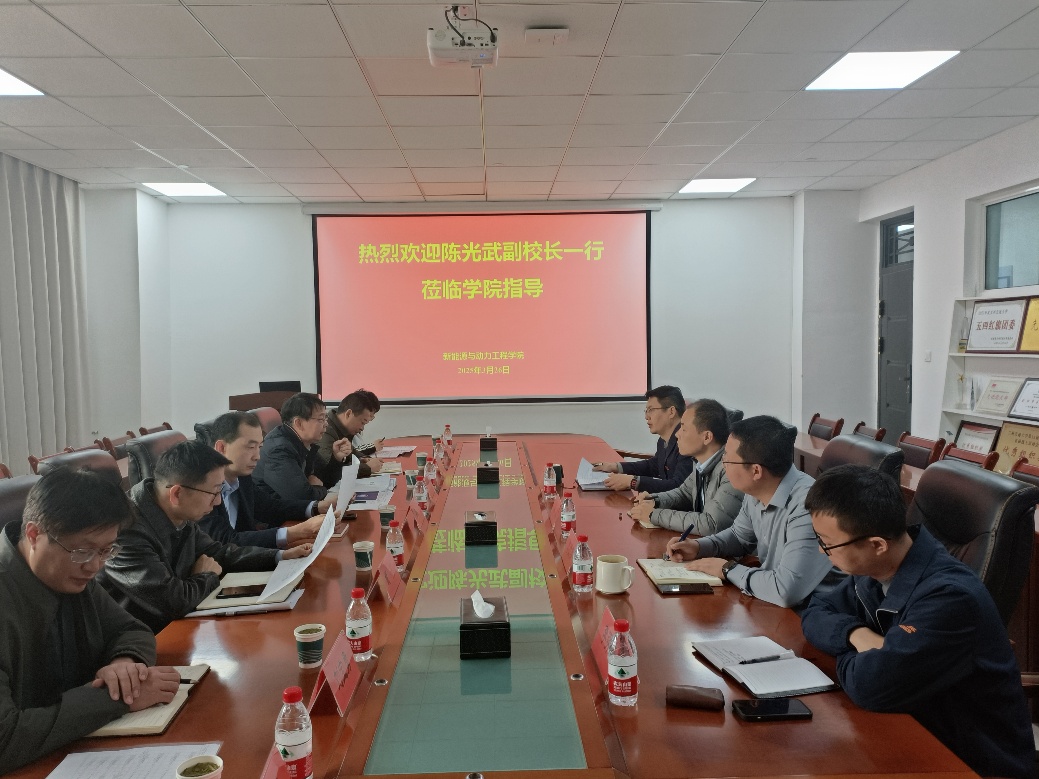 校领导深入新能源学院开展实验室建设和安全管理调研