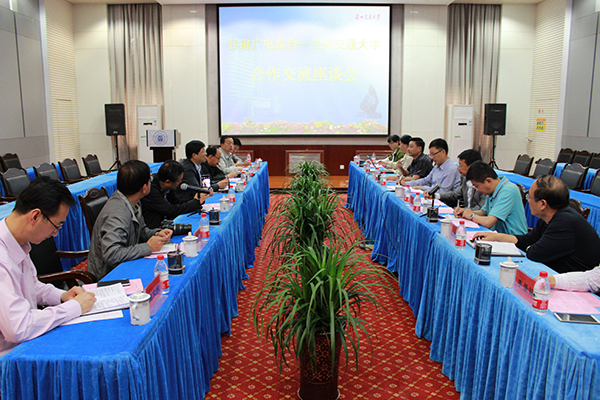 省广播电影电视总台党委书记、台长康坚一行来校调研