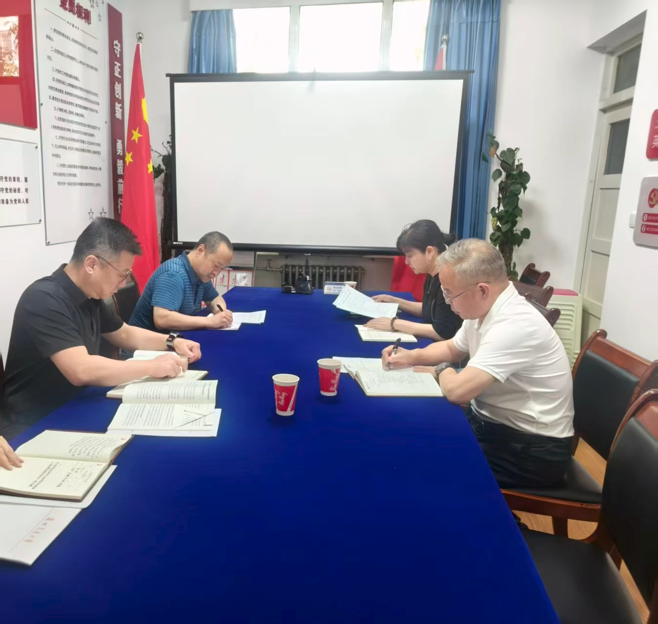 校领导列席指导离退休教职工党委中心组学习