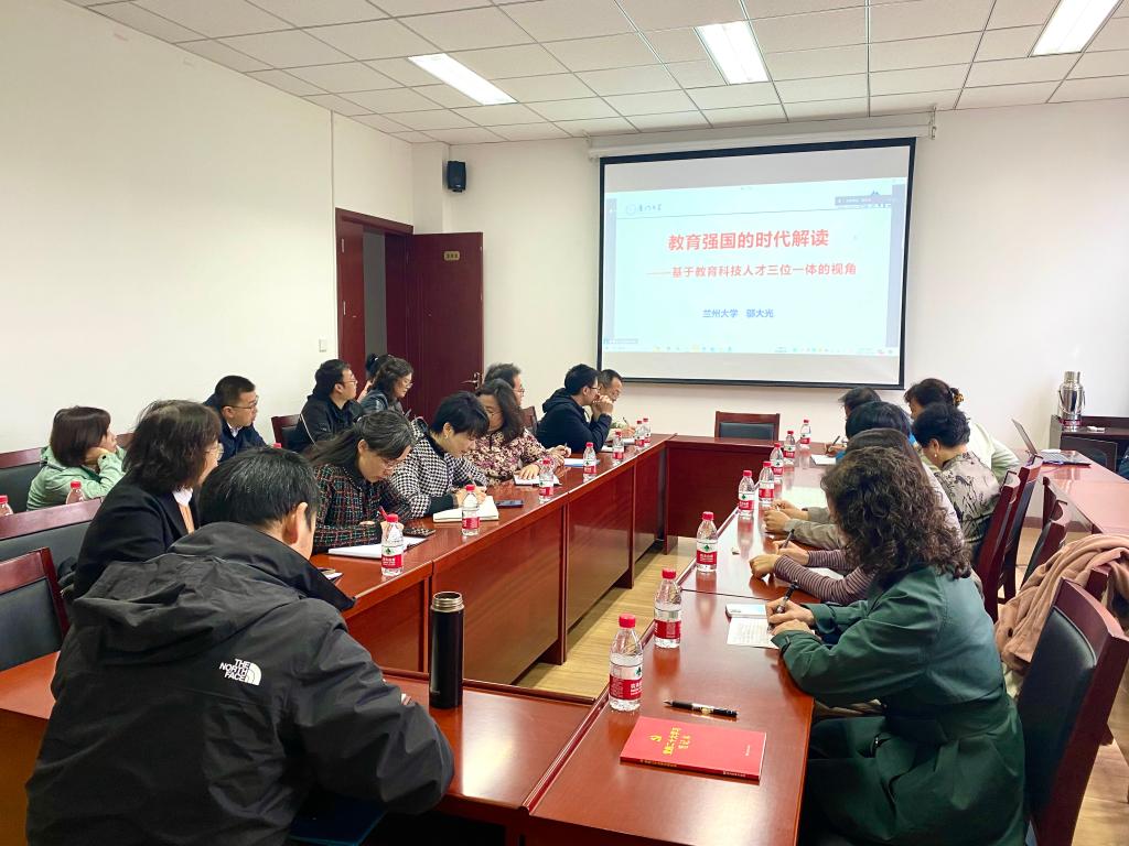 学校举办团结·奋进同心大讲堂