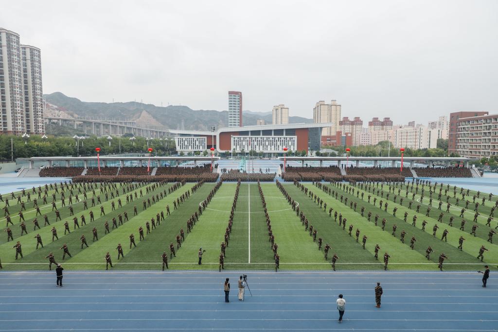 学校举行2024级本科生军训汇报表演暨总结表彰大会