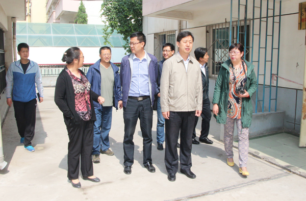 副校长马军党深入学生宿舍检查