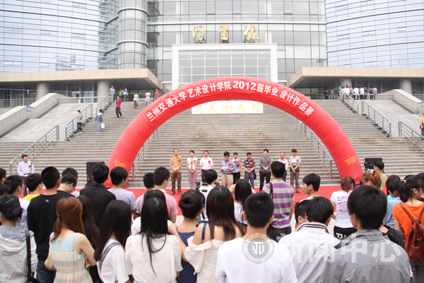 党委书记俞建宁参观艺术学院毕业设计作品展