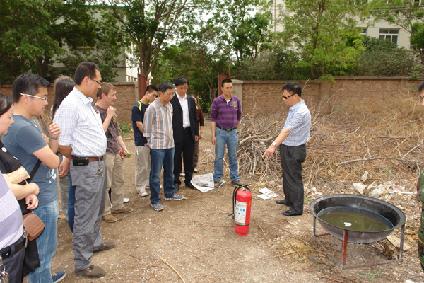 我校开展消防演练