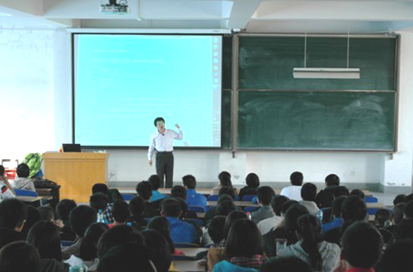 达内集团金牌讲师王洋应邀为我校学子讲解编程技术