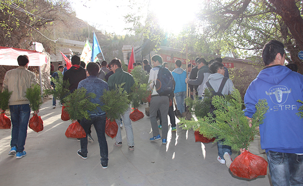 千余名志愿者赴学校后山开展义务植树活动