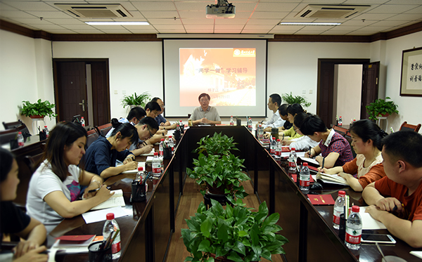 杨子江校长为财务处党支部全体党员作“两学一做”专题教育党课辅导报告