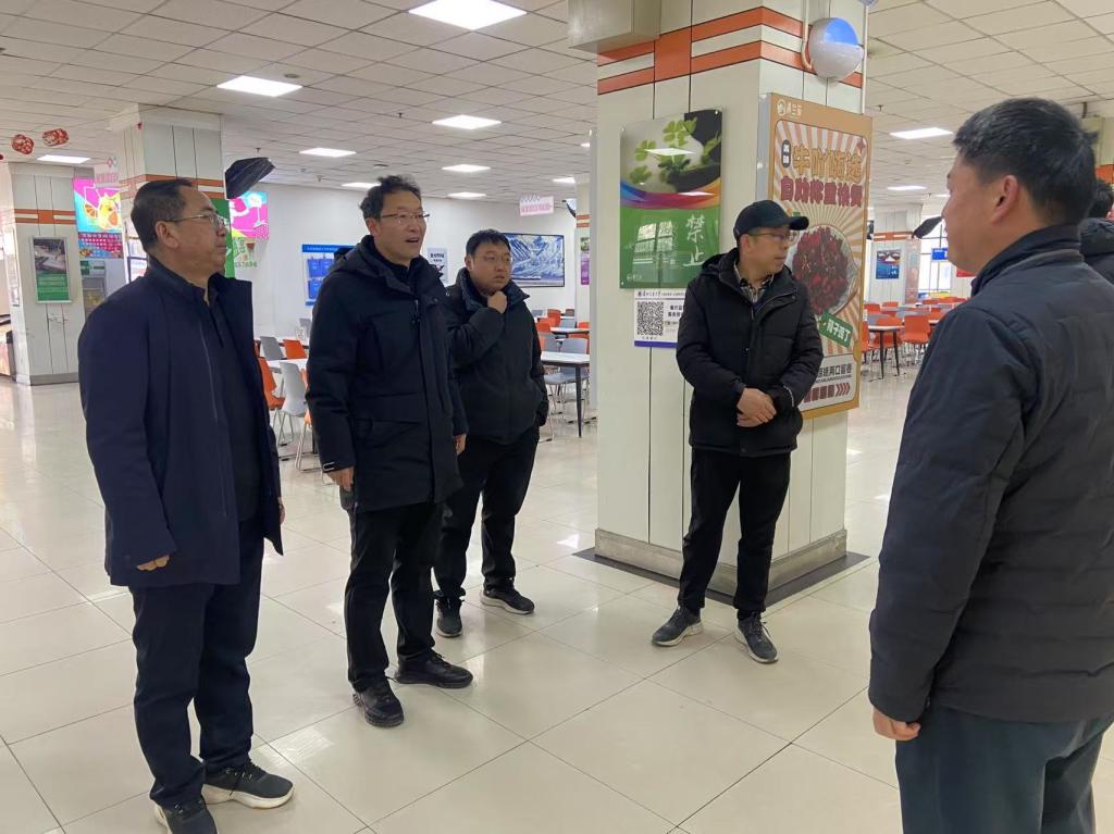 学校开展开学前安全检查并走访慰问节后提前返校研究生