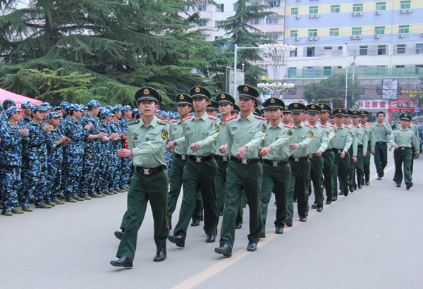 军训专题：我校举行2013级军训团干部大会