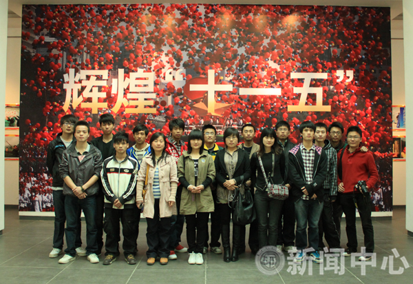  我校组织学生参观“辉煌十一五”图片展