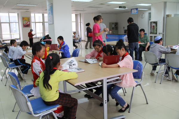 和政县二甲小学师生来我校交流参观