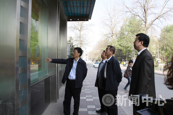 学校领导参观“反腐治奢，清廉中国”教育图片展览