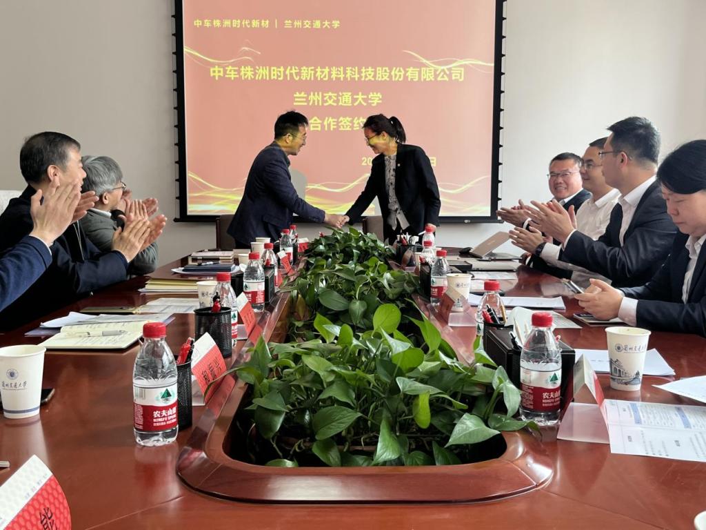 中车株洲时代新材料科技股份有限公司党委副书记李华伟一行来校交流合作