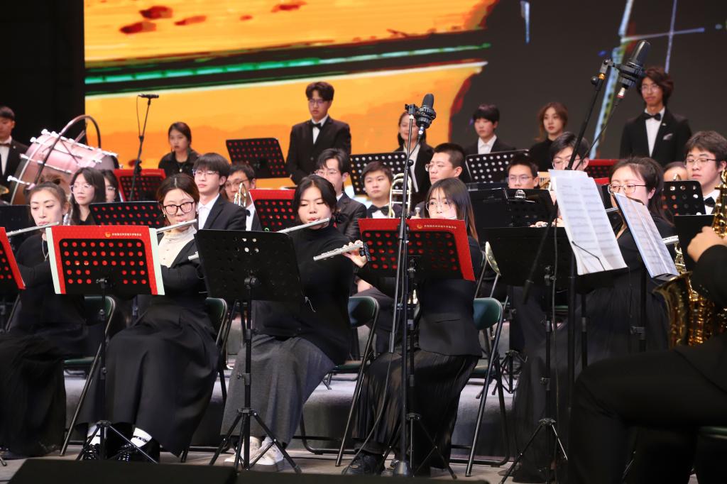 我校举办“妙音奏响新年曲 管乐传颂盛世情”新年音乐会