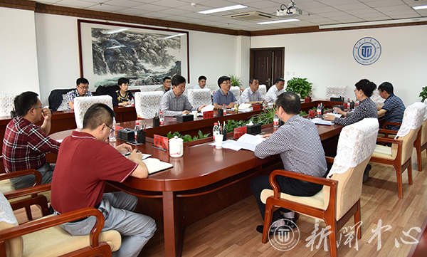 学校召开党委理论学习中心组专题会议传达学习省第十三次党代会会议精神