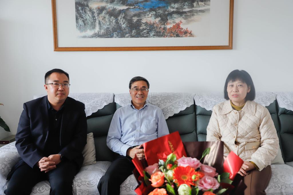 党委副书记、常务副校长聂磊在重阳节拜望老领导老教授