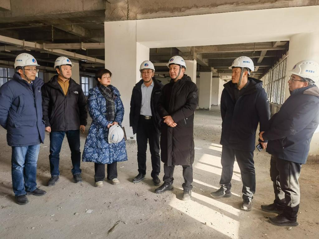 校领导深入图书馆改造提升项目（一期）施工现场开展安全检查工作
