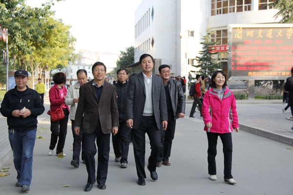 我校2012年教职工健步走活动周全面启动