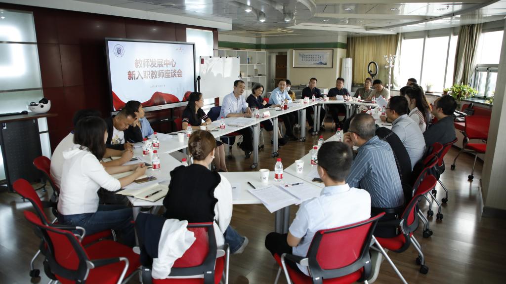 校领导主持召开新入职教师座谈会