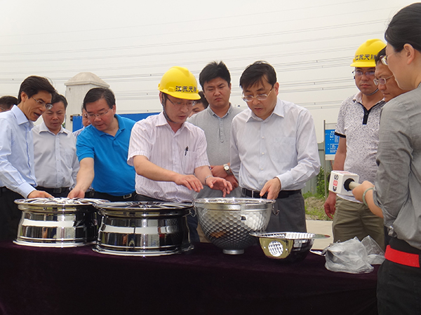 常州市市长费高云视察国家绿色镀膜中心常州基地