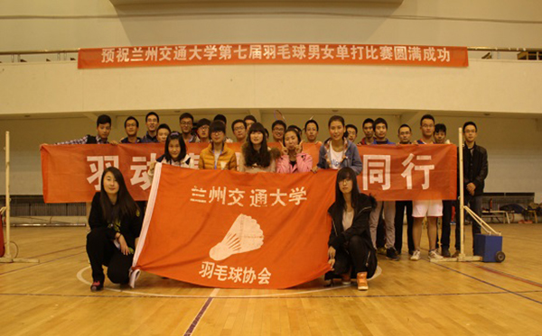 大学生羽毛球单打比赛落幕