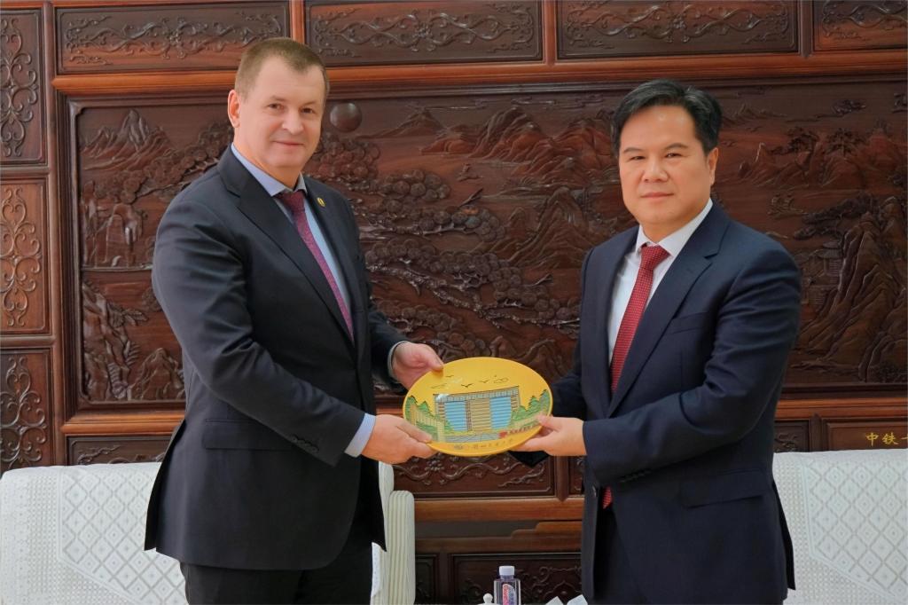 我校与俄罗斯国立工艺美术大学举行合作办学项目洽谈签约仪式