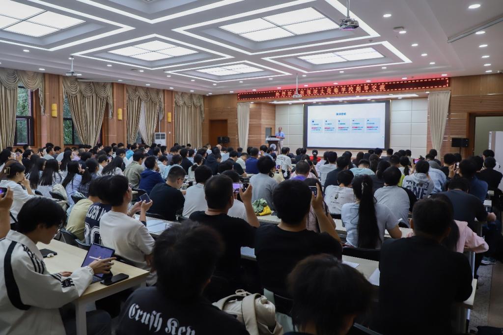 中国工程院院士张强应邀来校讲授“开学第一课”