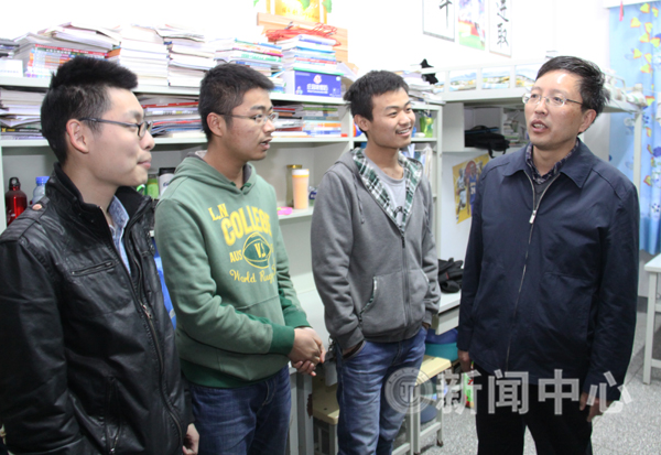 领导联系班级专题：校长杨子江深入班级与学生话成长