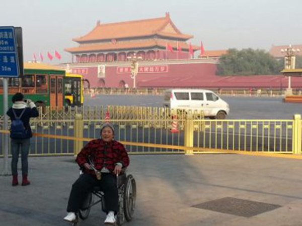 学子黄聪“推着奶奶去旅行” “学孝实践”获社会各界点赞
