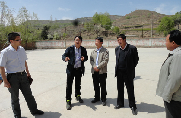 第五组为三合镇尕新庄村小学捐赠电脑