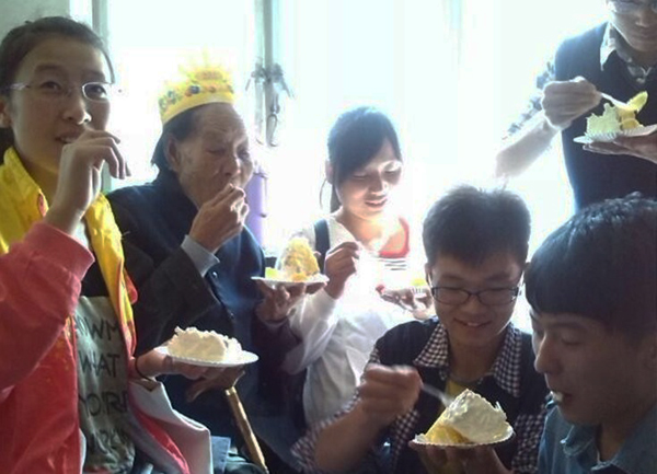 团学风采：环境学院开展“九九重阳节，浓浓敬老情”活动