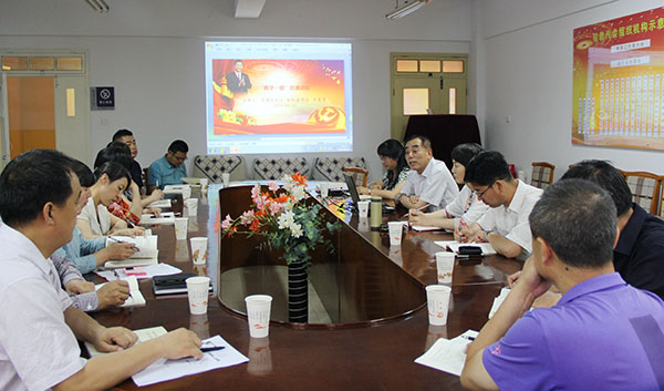 校党委副书记、纪委书记买寿清为分管单位党员和联系学院领导班子成员讲党课