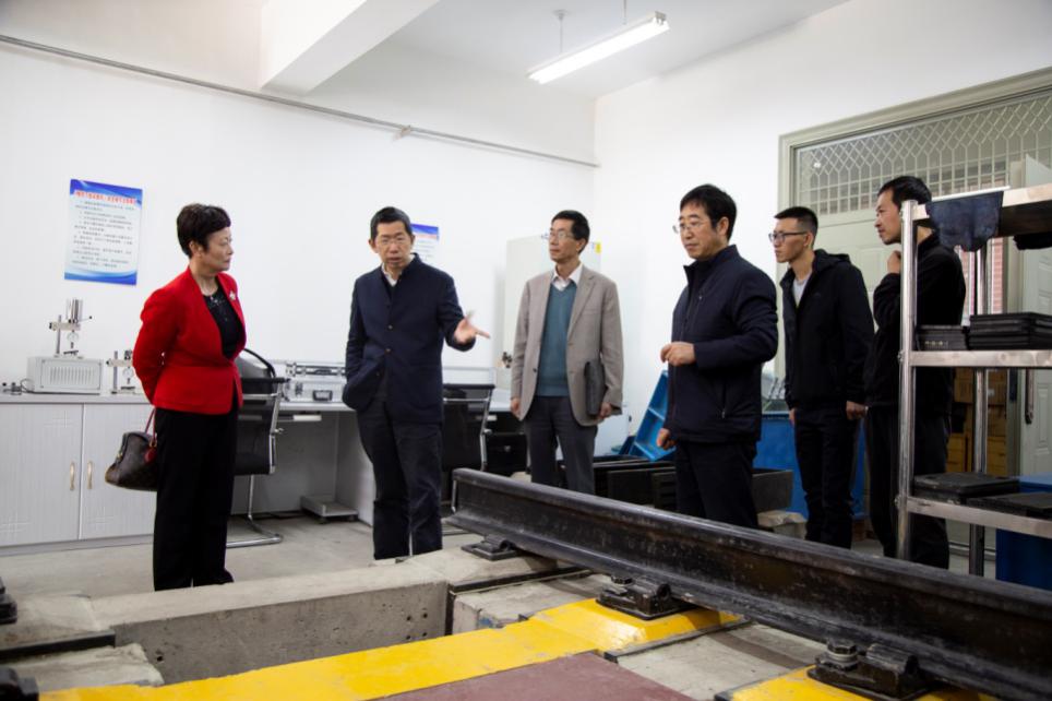 陕西长美科技公司董事长李慧玲来我校交流并做学术报告