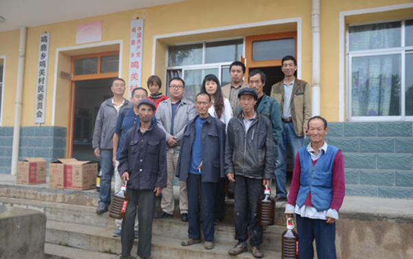 建筑学院赴鸣关村开展助学捐赠活动
