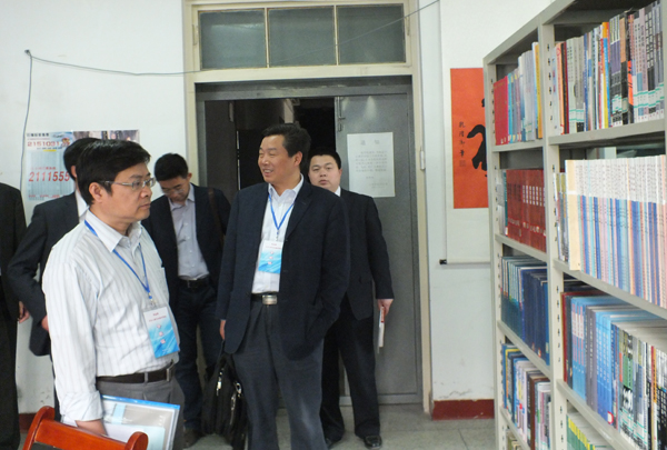 专家组检查土木工程专业教学资料