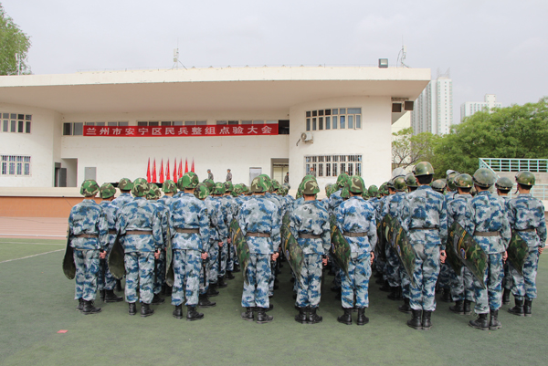 我校国防生参加安宁区基干民兵整组点验大会
