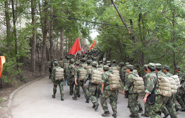 我校国防生第五次后山拉练圆满结束