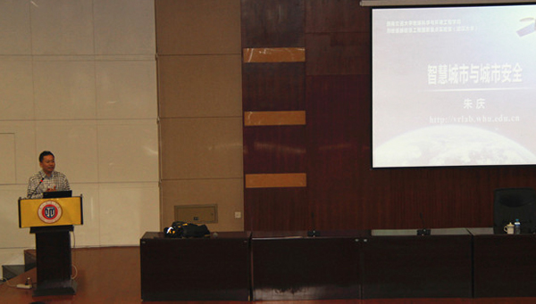 教育部长江学者特聘教授朱庆来我校开展学术交流