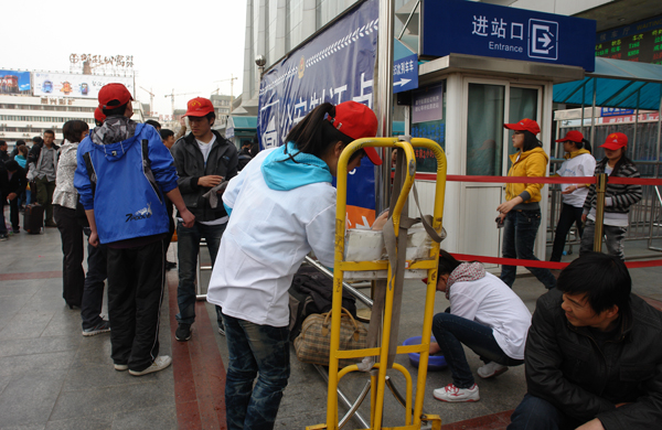 铁道技术学院赴火车站开展志愿服务