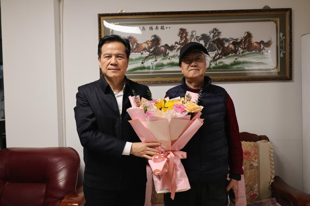 新春送福暖人心 凝心聚力促发展——学校开展2026年“双节”慰问送温暖活动