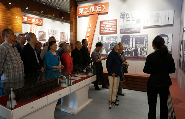 离退休处党总支组织开展“缅怀革命先烈 铭记党的历史”主题教育活动