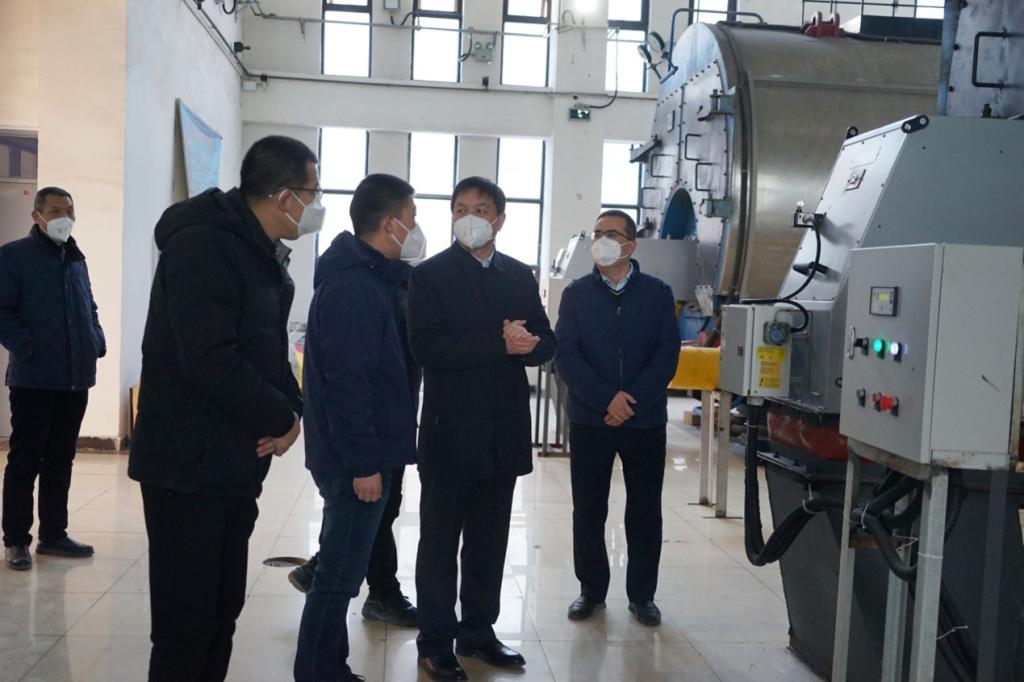 校领导检查校园安全工作