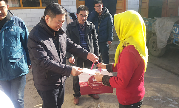 副校长党建武带队赴康乐县开展“送温暖”活动