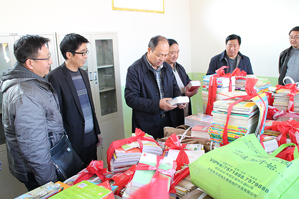 智力帮扶捐书屋 尕路村社笑声扬