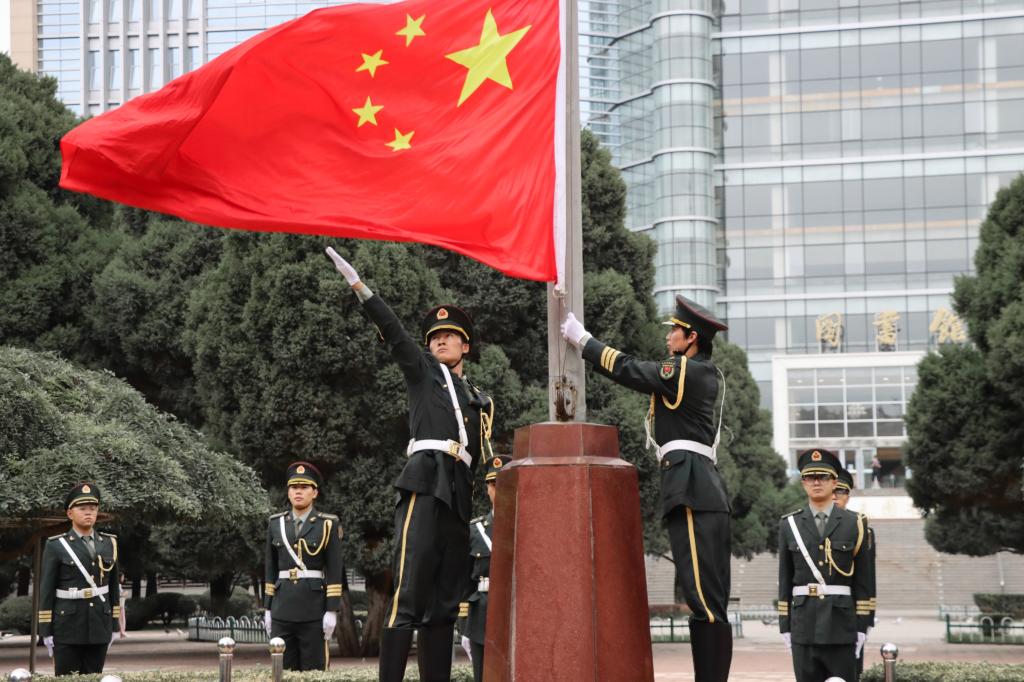 学校举行2025年春季新学期升国旗仪式