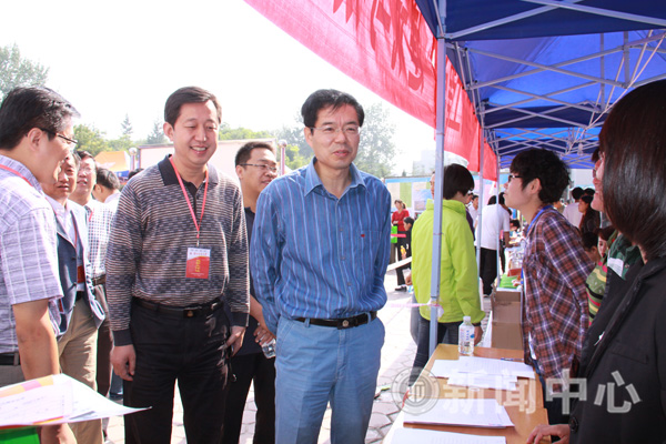 学校领导赴各个迎新点视察新生报到工作