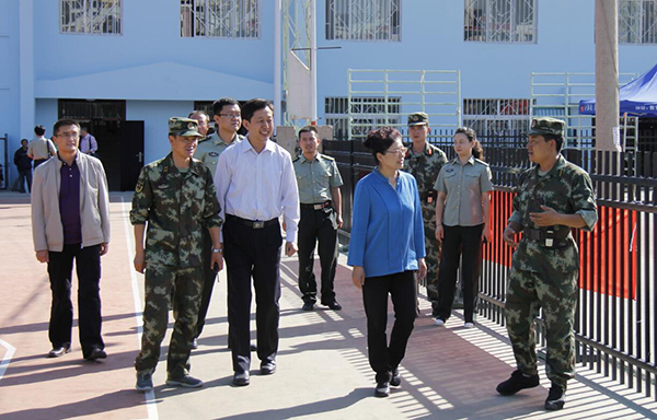 党委书记王萍视察2016级军训工作
