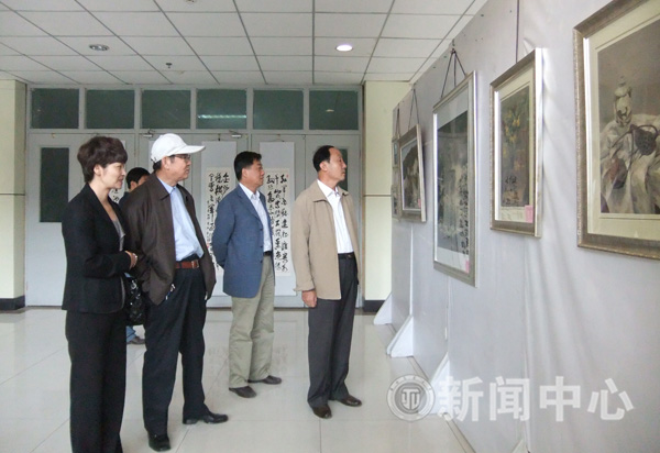 学校举办喜迎建党90周年教职工书画摄影展