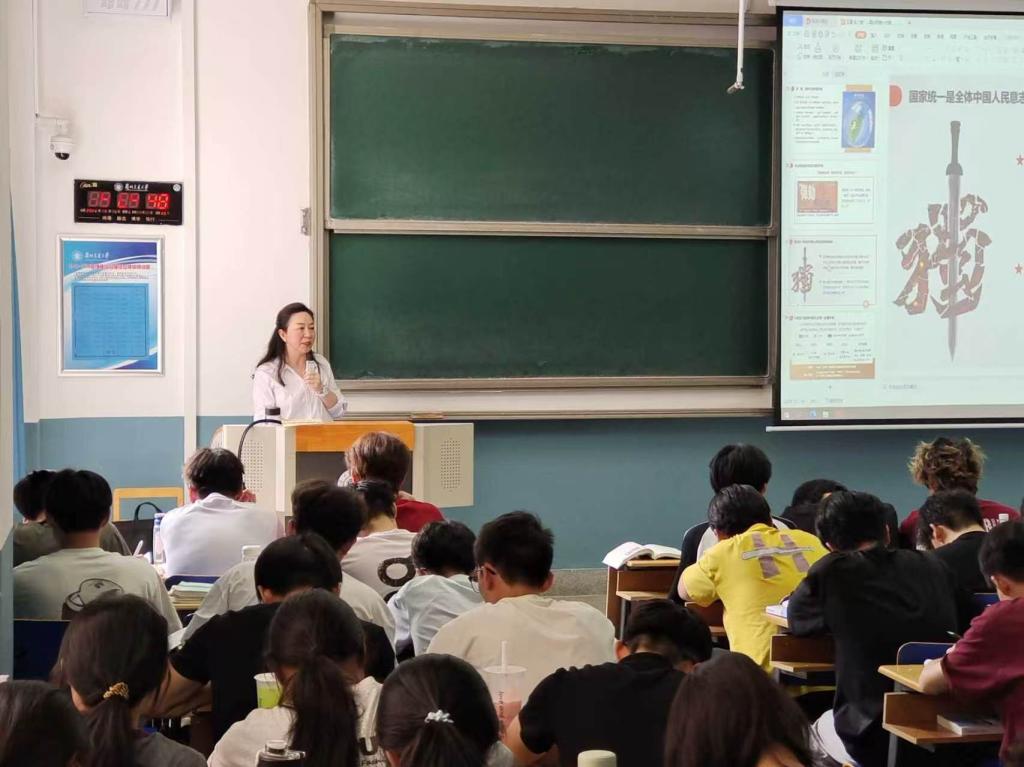 校领导为本科生讲授思政课